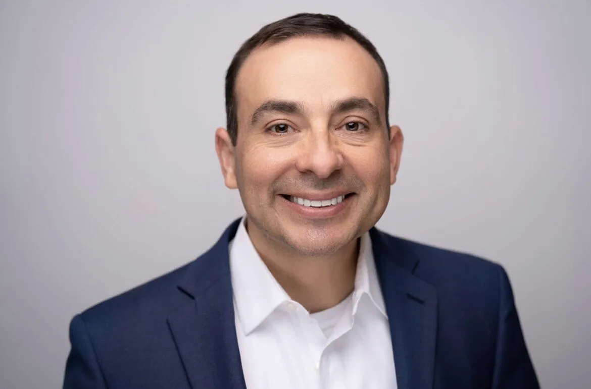 image of the doctor Dr. Rafael Carrales image of the doctor Dr. Rafael Carrales